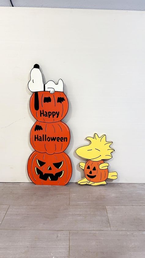 AmazingWoodYardArt - Etsy Halloween Trailer Decor, Snoopy Pumpkin, Hanger Ideas, Wood Yard Art, Charlie Brown Halloween, Diy Coat, Trailer Decor, Lawn Decorations, Pumpkin Decorations