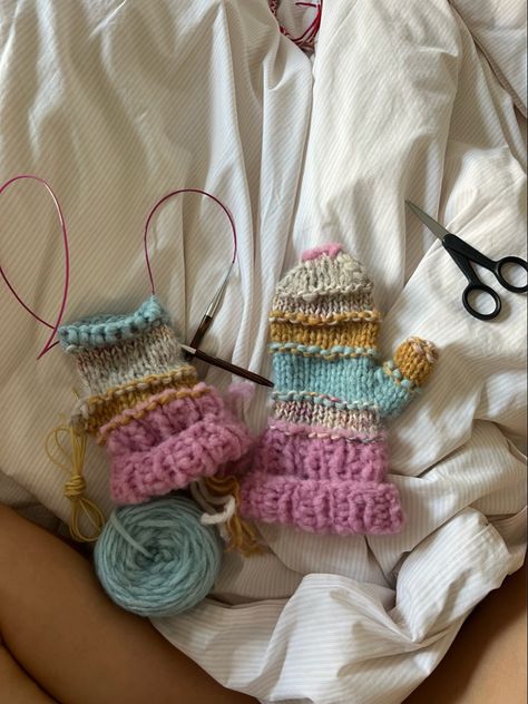 Things You Can Knit, Knit Inspo Aesthetic, Fluffy Crochet Ideas, Small Knit Projects, Easy Things To Knit For Beginners, Easy Things To Knit, Hats Crochet Patterns Free, Knitting Ideas Easy, Braids Hairstyles Crochet