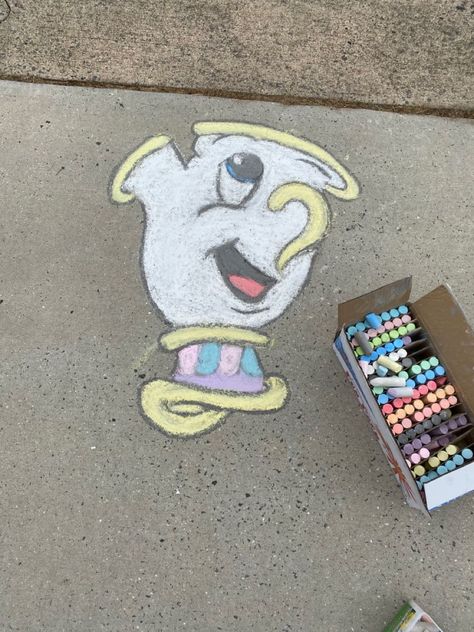 Chalk Drawings Disney, Chalk Disney Art, Small Chalk Art, Chalk Ideas Disney, Sidewalk Chalk Art Disney, Chalk Art Ideas Disney, Disney Chalk Art Sidewalks, Disney Chalk Art Easy, Simple Chalk Drawings