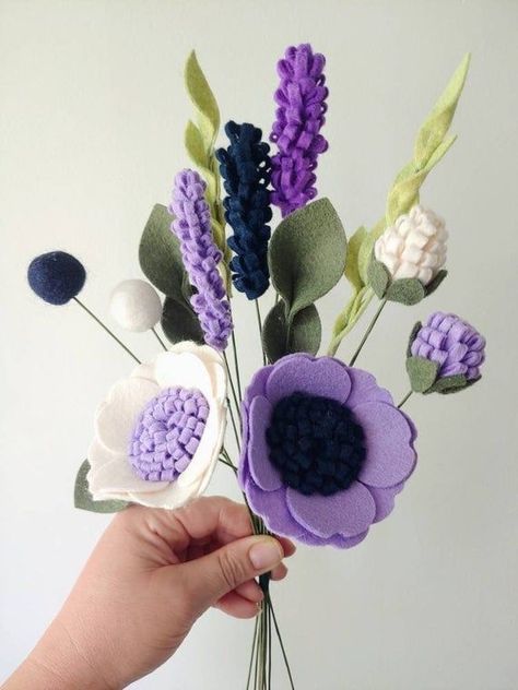 Flowers Surprise, Felt Crafts Flowers, Flower Vase Crafts, Felt Flowers Patterns, Felt Bouquet, Felt Flower Tutorial, Felt Flower Bouquet, Felt Flowers Diy, Pressed Flower Crafts