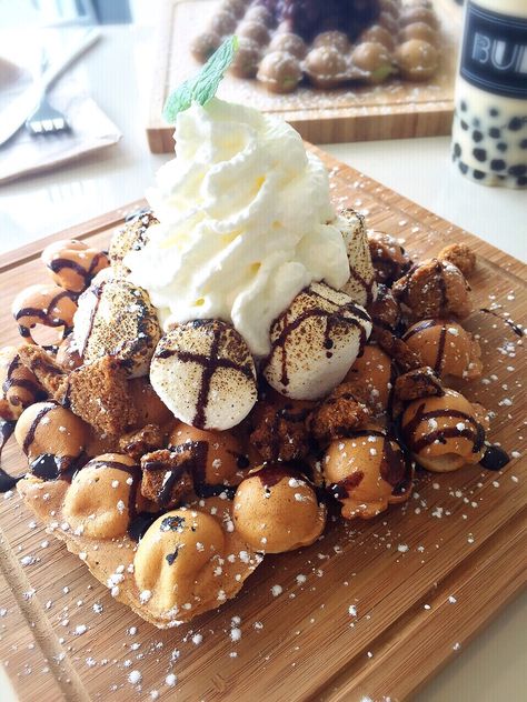 Bubble waffle Egg Waffles, Naan Pizza, Bubble Waffle, Naan Bread, Weird Food, Fair Food Recipes, Waffle Recipes, Food Goals, One Moment