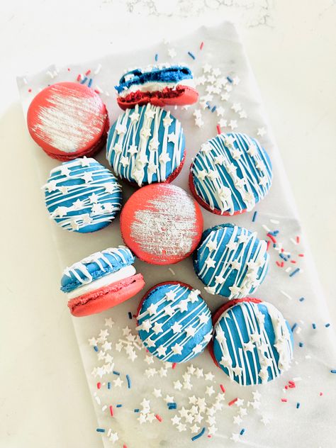 4th Of July Macarons, Patriotic Macarons, Macaron Business, Macaron Ideas, Holiday Cake Recipes, Americana Food, 4th July Food, Macaron Recipes, Holiday Cake