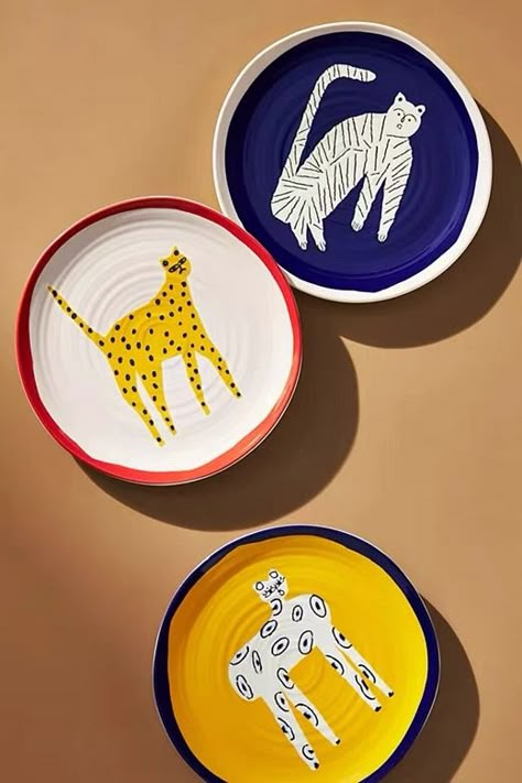 Ceramic Plates Designs, Painted Ceramic Plates, Box Creative, Ceramic Workshop, Handmade Plates, Pottery Painting Designs, Keramik Design, Animal Room, Cadeau Diy