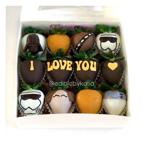 Star Wars Strawberries, Star Wars Chocolate Covered Strawberries, Star Wars Chocolate, Berry Ideas, Birthday Cale, Chocolate Goodies, Treat Business, Breakable Heart, Fresh Fruit Cake