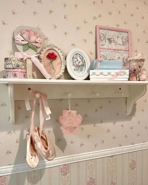 Coquette Shelf, Coquette Dorm Room, Whimsical Decor Home, Set Up Ideas, Princess Room, Coquette Pink, Girly Room, Cute Room Ideas, Dreamy Room