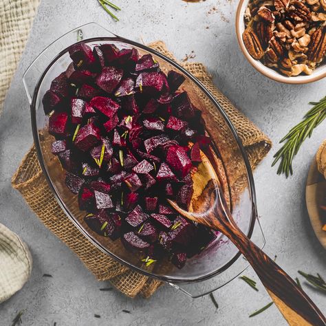 Boasting an earthy and herbaceous flavour with a touch of warmth, These Rosemary and Cinnamon Balsamic Glazed Beets are a delectable winter side that's Glazed Beets Recipe, Fall Vegetable Side Dishes, Balsamic Beets, Glazed Beets, Raw Beets, 21 Day Fix Meal Plan, Beet Recipes, Holiday Meals, Roasted Beets