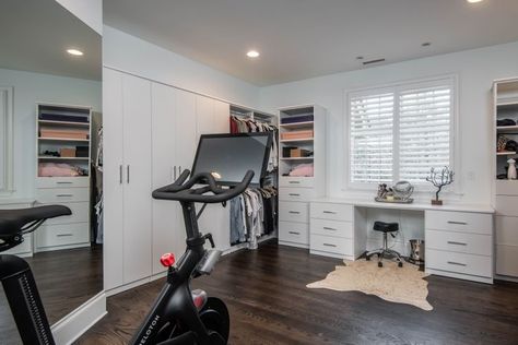 9 Wonderful Walk-In Closet Ideas Worth Stealing Spare Bedroom Closets, Closet Gym, Bathroom Walk In Closet, Closets Ideas, Master Closet Design, Unique Bedroom Design, Home Gym Decor, Walk In Closets, Gym Decor