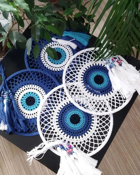 Dreamcatcher | Embroidery hoop no Instagram: “Drop ❤️ if you like it... . Credit:-@duskapani.dunyasi…” Free Crochet Tops, Mandala Crochet, Crochet Dreamcatcher, Dream Catcher Craft, Handmade Evil Eye, Crochet Stitches Free, Crochet Mandala Pattern, Crochet Pouch, Clothes Crochet