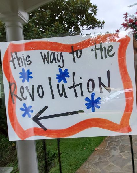 Backyard Kids Revolutionary War Themed Birthday Party. This way to the "Revolution" direction sign for guests. Founding Fathers Theme Party, History Birthday Party, British Tea Party, 25th Bday, Laser Tag Birthday Party, Backyard Kids, Freedom Party, Direction Sign, Laser Tag Birthday