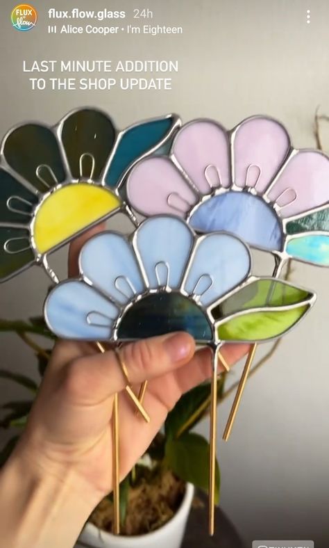 Easy Stained Glass Flower Patterns, Stained Glass Plant Stakes Diy, Stained Glass Garden Stakes Patterns, Stained Glass Plant Stakes, Glass Shelves Decor, Stained Glass Patterns Free, Plant Stakes, Making Stained Glass, Glass Art Projects