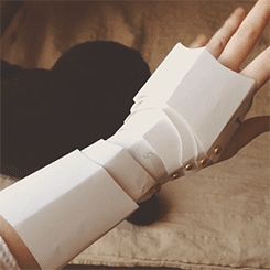 tumblr_n26mjr3pYj1qhrhi6o1_250.gif (245×245) Bracers Diy, Gauntlet Armor, Gauntlet Pattern, Arm Gauntlet, Diy Leather Arm Guard, Arm Guards Armor, Archer Gloves Arm Guard, Cosplay Shoulder Armor Pattern, Imperator Furiosa