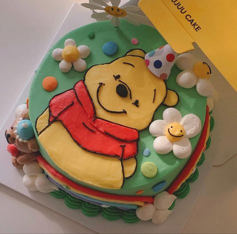 Cakes Decorating Aesthetic, Disney Cake Aesthetic, Disney Cake Decorating, Pooh Bear Cakes, Disney Cakes Birthday, Cake Decorating Aesthetic, Character Birthday Cakes, Winnie The Pooh Cake Ideas, Disney Cake Ideas