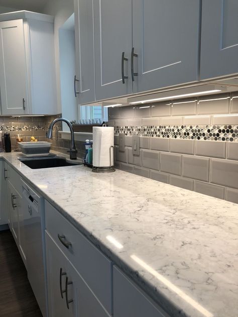 Kitchen Backsplash With Accent Tile, Kitchen Tiles Design Indian, Subway Tile With Accent Strip, Latest Kitchen Tiles Design, Kitchen Cabinets Showroom, Designer Cabinet, Kitchen Tiles Design, Kabinet Dapur, Kitchen Backsplash Designs