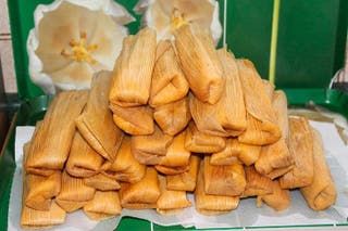 Receta de tamales mexicanos paso a paso - Comedera.Com Tamale Meat Recipe, How To Reheat Tamales, Homemade Tamales Recipe, Mexican Tamales, Homemade Tamales, Red Chile Sauce, Tamale Recipe, Hot Tamales, Mexican Dessert