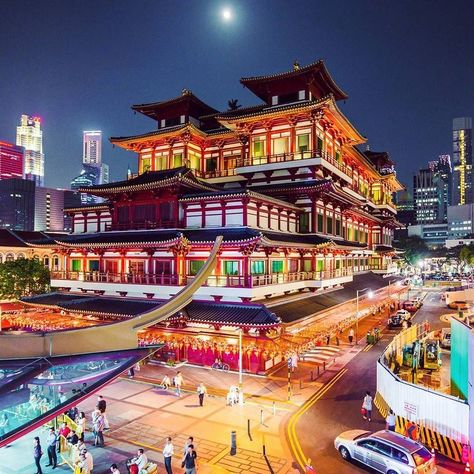 I loved Singapore a way too much! Here is my guide to Chinatown one of the most interesting neighborhoods of Singapore filled with colorful temples a mixture of old and new shops and incredibly delicious cuisines... LINK IN MY BIO!  Have you been to Singapore? Make sure to pay Chinatown a visit! Enjoy!! #Ultimate49 @topdecktravel Singapore Chinatown, Chinatown Singapore, Night Cityscape, Singapore Changi Airport, Winter Images, Gardens By The Bay, Place To Visit, Cityscape Photos, World View