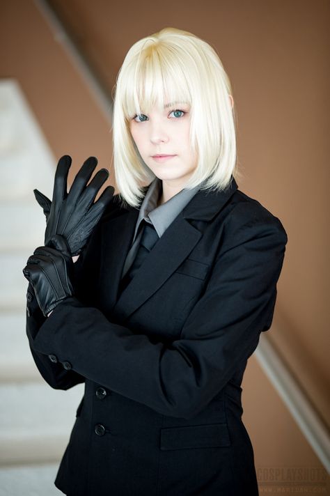 Poses With Gloves Reference, Fate Zero Saber, Saber Cosplay, Outfits With Gloves, Saber Fate, Women In Tie, Woman In Suit, Black Leather Gloves, Human Poses Reference