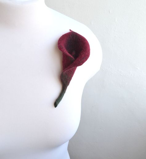 Burgundy Calla Lily Brooch Felt Calla Lily, Burgundy Calla Lily, Yellow Calla Lily, Purple Calla Lilies, Calla Lily Flowers, Make Flowers, Poppy Brooches, Lilly Flower, Sewing Creations