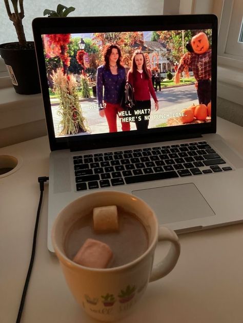 Fall Aesthetic Rory Gilmore, Rory Gilmore Fall Aesthetic, Rory Gilmore Lifestyle, Fall Aesthetic Gilmore, Gilmore Girls Fall Aesthetic, Gilmore Girls Fall, Babette Ate Oatmeal, Estilo Rory Gilmore, Watch Gilmore Girls