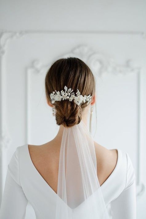 Headband For Bride, Flowers Bridal Hair, Wedding Hair Trends, Flower Headpiece Wedding, Wedding Halo, Wedding Hair Head Piece, Bridal Hair Headpiece, Floral Comb, Bridal Hair Updo