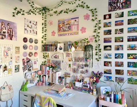 ♡ kpop studio ghibli sanrio book pastel aesthetic desk and room ideas ♡ Cool Dorm Rooms, Trendy Wall Decor, Aesthetic Room Ideas, Room Redesign, Pastel Room, Hiasan Bilik, Study Room Decor, Pinterest Room Decor, Indie Room