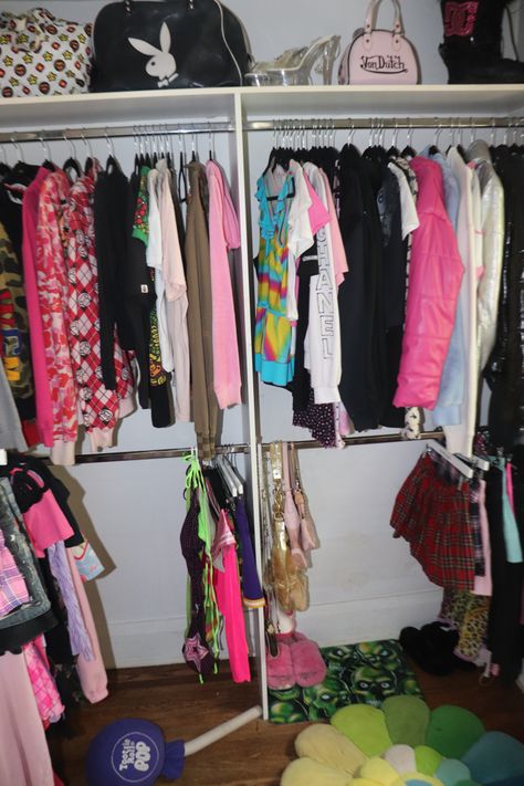 Colorful girlie style closet Y2k Closet, 2000s Fashion Aesthetic, Closet Y2k, Closet Aesthetic, Closet Room, 2000s Aesthetic, Aesthetic Tiktok, Aesthetic Y2k, Pretty Room