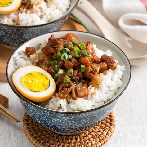 Photo braised meat over cooked rice famo... | Premium Photo #Freepik #photo #taiwan-food #asian-cuisine #chinese-cuisine #chinese-food Asian Rice Recipes, Chinese Shrimp Fried Rice, Veg Fried Rice Recipe, Soft Foods Diet, Traditional Chinese Food, Rice Side Dish Recipes, Asian Rice, Rice Recipes For Dinner, Taiwan Food