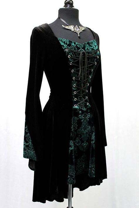 Classic Romantic Style, Black And Green Dress, Irish Dress, Contrast Dress, Green Velvet Dress, Medieval Dress, Fantasy Dress, Romantic Dress, Fairy Dress