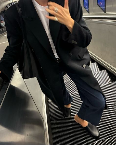 Navy Trousers Outfit Women, Navy Trousers Outfit, Trousers Street Style, Airport Fit, Navy Trousers, Corporate Baddie, Trousers Outfit, Airport Fits, Trouser Outfit