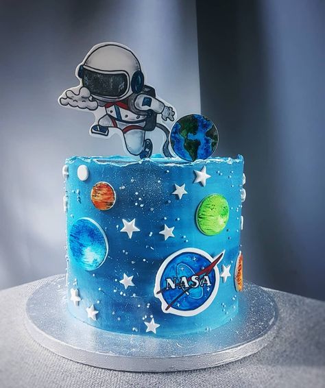 Kawaii Pastries, Space Cakes, Planet Birthday, Planet Cake, Nursing Cake, Cake Delicious, Astronaut Birthday, About Space, Creative Birthday Cakes