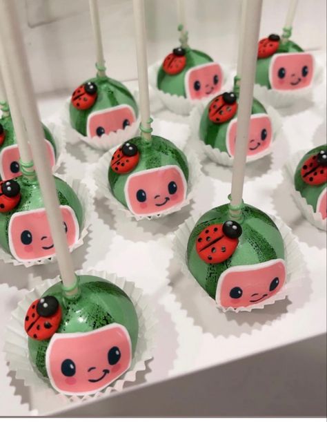 Cocomelon Popsicles, Cocomelon Chocolate Covered Strawberries, Coco Melon Treat Ideas, Cocomelon Cake Pops Ideas, Cocomelon Birthday Treats, Cocomelon Strawberries, Coco Melon Cake Pops, Coco Melon Birthday Party Ideas Diy, Cocomelon Desserts