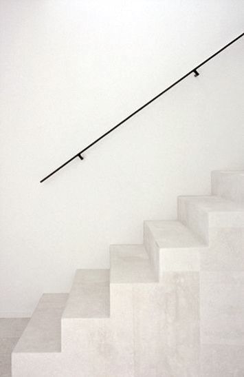 minimal steel handrail Black Railing, White Stairs, Staircase Handrail, Escalier Design, Stone Stairs, Concrete Stairs, Stair Case, Stair Handrail, Lan Can