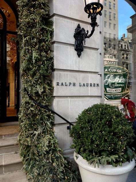 Ralphs Coffee Nyc Christmas, A24 Stills, Christmas In Nyc Aesthetic, Old Money Glamour, Nyc Christmas Aesthetic, Hey December, Nyc Xmas, New York Christmas Time, Mumbai Location