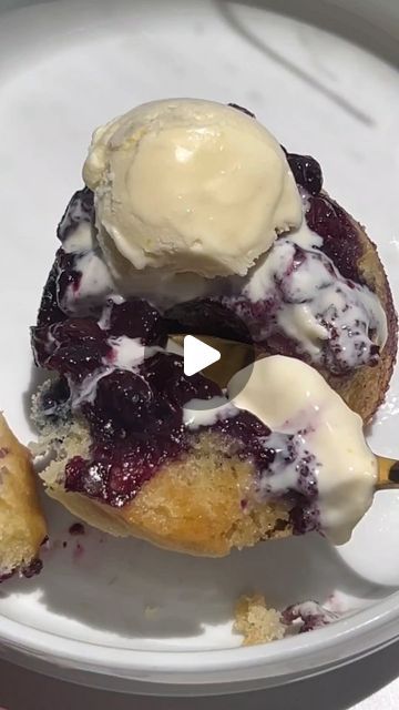 Food Blogger • Kelley Simmons on Instagram: "These minis are a MUST for the 4th! 🇺🇲🧨  Mini Blueberry Upside Down Cakes are delightful individual desserts featuring a layer of caramelized blueberries topped with a moist, buttery cake. Once the cakes are inverted, they show off the glossy, sweet-tart blueberry topping! Perfect for entertaining or a simple special treat!  Comment "Blueberry" for the recipe and follow Chef Savvy for more mini desserts!" Blueberry Upside Down Cake, Upside Down Cakes, Chef Savvy, Blueberry Topping, Fresh Fruit Recipes, Individual Desserts, Sweet Tart, Blueberry Recipes, Cake Mix Recipes