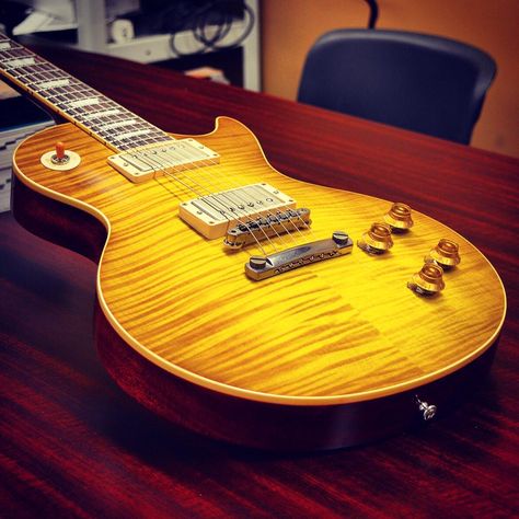 Gibson Les Paul Sunburst, Gibson Les Paul Custom, Guitar Obsession, Guitar Practice, Les Paul Guitars, Gibson Custom Shop, Les Paul Custom, Stringed Instruments, Guitar Gear