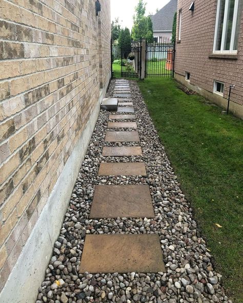 Drip Path Around House, Courtyard Steps, Patio Design Modern, Front Yard Garden Landscaping, Side Walkway, Sidewalk Landscaping, River Rock Landscaping Ideas, Flagstone Pathway, Landscaping Around House