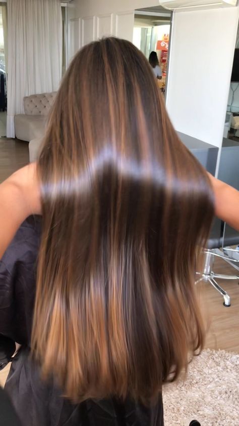 Hair Down Styles, Caramel Brown Hair, Sacha Inchi, Hair Color Chocolate, Dark Hair With Highlights, Hair Streaks, Hair Tips Video, Wavy Curly Hair, Brown Hair With Highlights