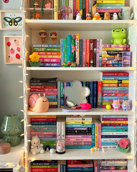 The last time my shelves will look like this til next spring!! I’m getting ready for spooky season! Do you decorate your shelves for each season? My spring & summer shelves look pretty much the same and then I go all out for fall & winter Bookshelf Aesthetic Living Room, Booktok Shelves, Things To Decorate Your Room Diy, Cute Shelf Ideas, How To Decorate Shelves, Bookshelf Styling With Books, Winter Room Ideas, Book Shelves Ideas, Bookshelf Styling Ideas