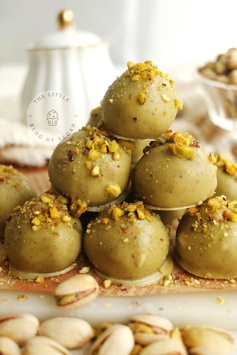 No-Bake Pistachio Truffles Chocolate Truffles Photography, Paan Truffles Recipe, Pistachio Truffles Recipe, Pistachio Cake Pops, What To Do With Pistachio Shells, Marzipan Truffles, Pistachio Balls, Pistachio Bites, Truffle Pesto