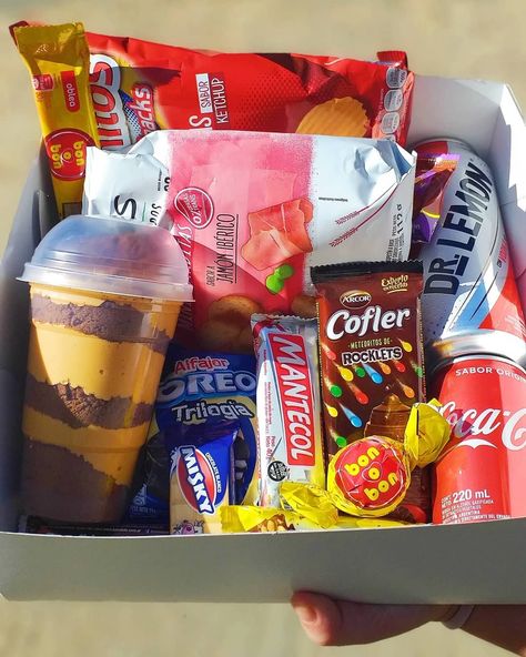 Food Box Gift Ideas, Ideas Para Hacer, Box Desayunos, Box Dulces, Box Dulce, Food Bouquet, Snack Organizer, Food Box, Pretty Smile