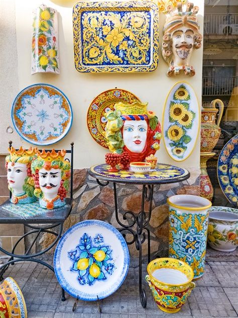 Sicilian Pottery, Sicilian Decor, Sicilian Wedding, English Country Decor, Italian Villa, Italian Pottery, Art Table, 14th Century, Colour Schemes