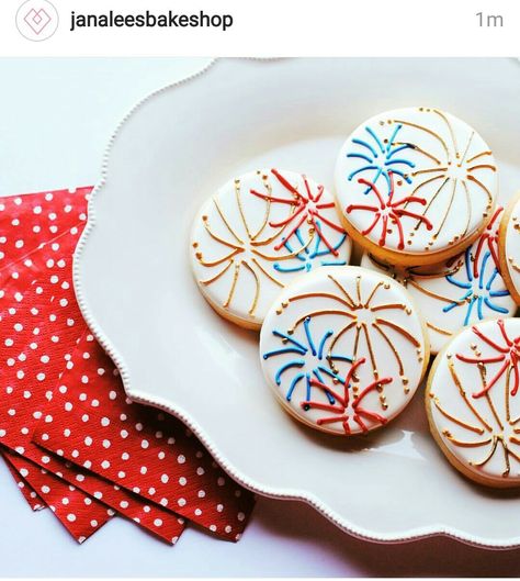 Iced Firework Cookies Fireworks Cake, Patriotic Cookies, Disney Cookies, Iced Sugar Cookies, Summer Cookies, Delish Recipes, Cookie Inspiration, Baby Shower Cookies, Icing Cookies