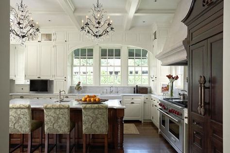 10 Classic DIY home improvement fails Traditional Style Kitchen Design, Colonial Home Interior, Georgian Kitchen, Traditional Style Kitchen, Colonial Kitchen, Classic Kitchen, Colonial House, Traditional Kitchen, Kitchen Colors