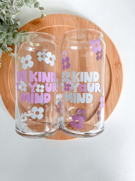 Vasos Aesthetic, Flower Glass Cup, Stationery Store Design, Cricut Mugs, Candle Making Recipes, Glass Tumbler Design, Diy Gifts To Sell, Retro Glassware, Be Kind To Your Mind