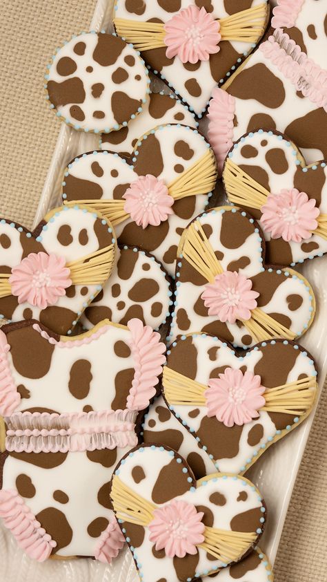 Learn how to make these adorable cow print baby shower cookies decorated with royal icing in my latest tutorial in the Cookie Art Club! Feel free to change up the colors in these cookie to fit your theme. You could also use this royal icing cow print pattern on other shapes for different occasions. Baby Shower Cookies Decorated, Cow Print Pattern, Cow Baby Showers, Build A Community, Royal Icing Decorations, Shower Cookies, Baby Cookies, Pink Cow, Cookies Decorated