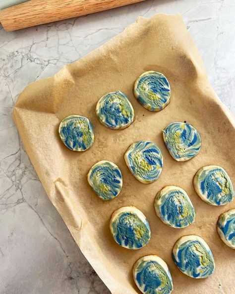 Spirulina Cookies, Blue Matcha, Blue Spirulina, Cake Designs, Matcha, Bucket List, Sugar Cookie, Marble, Baking