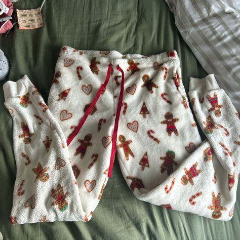 Very Soft Pants Never Worn, I’m Selling Because I Bought Them A Size To Small Cute Christmas Pj Pants, Christmas Pj Pants Aesthetic, Fluffy Pj Pants, Cute Pj Pants, Cute Christmas Clothes, Cute Pajama Pants, Sweat Set Outfits, Fuzzy Pj Pants, Burr Basket