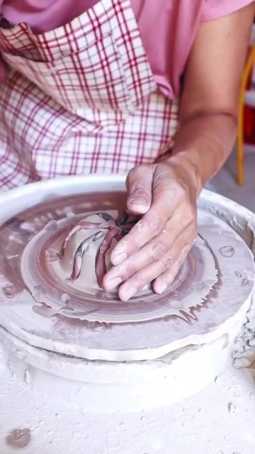 Love in Pottery on Instagram: "gratifying ceramic wheel throwing process of a marbled mug by @huohuaceramics ! 🙈😘💚 FOLLOW👉 @loveinpottery for more pottery contents ☕️ ! Credit 📷💚 @huohuaceramics visit their page and support 💕 Follow us on @dailyartlist (Art Lovers) & @musthomeguide (Interior Lovers) ! #pottery #sculpture #pottersofinstagram #design #instapottery #potterylove #stoneware #art #wheelthrown #porcelain #glaze #ceramics #handmadeceramics #ceramic #ceramicsculpture #homedecor #c Pottery Throwing, Ceramic Wheel, Marble Clay, Marbled Clay, Wheel Throwing, Glaze Ceramics, Pottery Sculpture, Pottery Wheel, Contemporary Ceramics