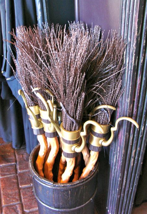 Harry Potter Broom Halloween Harry Potter Decorations, Mantle Decor Diy, Harry Potter Decor Ideas, Harry Potter Broom, Harry Potter Decorations, Harry Potter Halloween Decorations, Halloween Window Display, Harry Potter Halloween Party, Harry Potter Theme Party