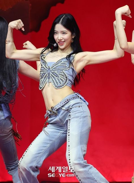 Kazuha Butterfly Top, Flat Chested Kpop Idol, Kazuha Lesserafim Muscles, Kpop Abs Female, Kazuha Armpit, Kazuha Lesserafim Abs Workout, Kazuha Abs Lesserafim, Kazuha Lesserafim Workout, Kazuha Muscle