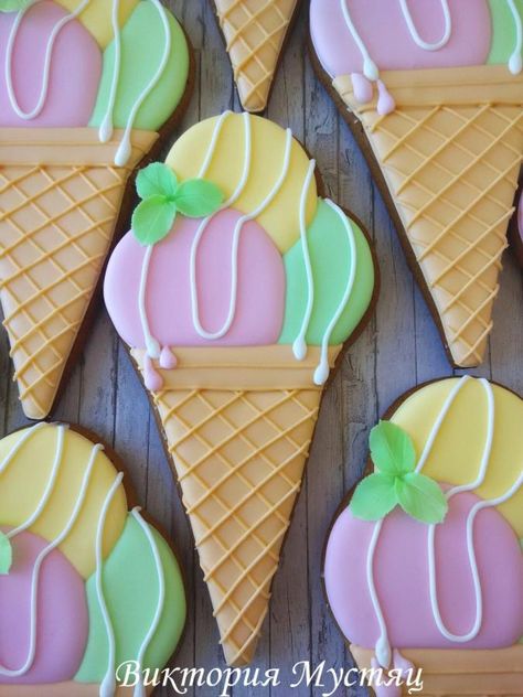 Gingerbread ice cream - cake by Victoria Gingerbread Ice Cream, Cookies Theme, Iced Sugar Cookies, Ice Cream Cookies, Fancy Cookies, Cookie Inspiration, Cookie Art, Icing Cookies, Shaped Cookie